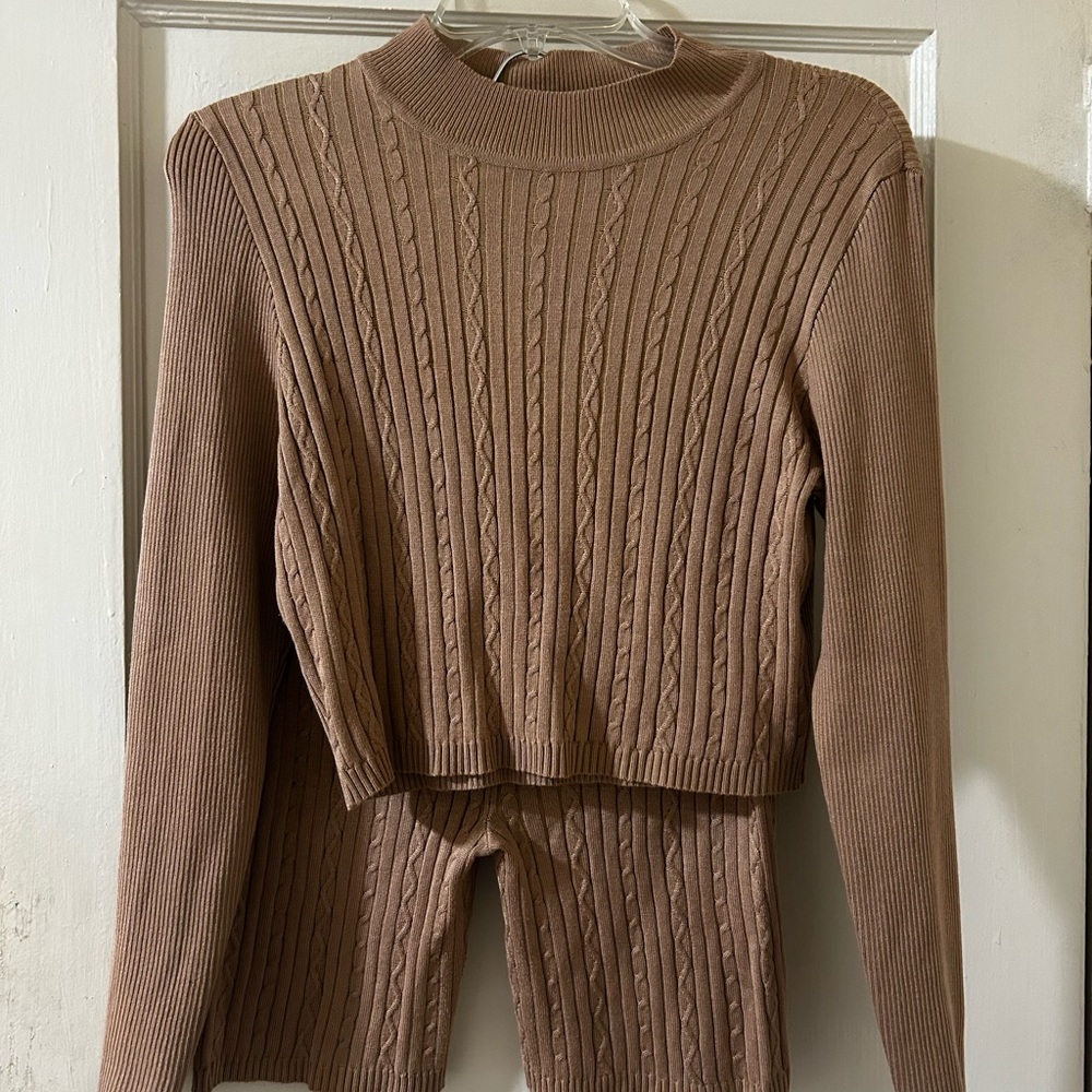 Women's Cable Knit Sweater - Tan